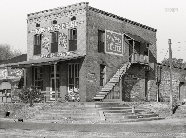 Photo showing: Caffeine Warehouse -- December 1935. Grocery store in Selma, Alabama.