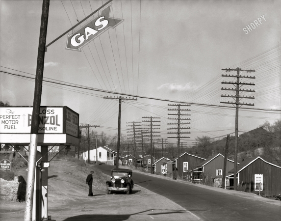 Photo showing: Sloss Benzol -- December 1935. Alabama miners' houses near Birmingham. Photo by Walker Evans.