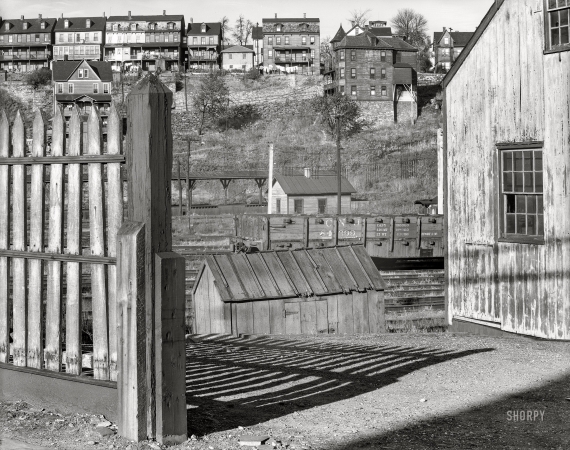Photo showing: Backyard Railyard -- November 1935. Phillipsburg, New Jersey. Crowded housing.