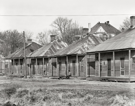 Photo showing: Vicksburg: 1936 -- March 1936. Negro houses. Vicksburg, Mississippi.