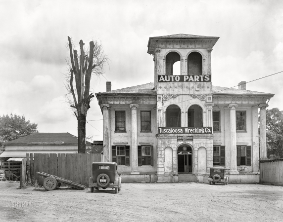 Photo showing: Tuscaloosa Wrecking -- Alabama, 1936. Antebellum residence converted into Tuscaloosa Wrecking Co. and Auto Parts.