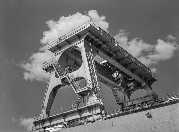 Photo showing: Superstructure -- June 1942. Wheeler Dam, Alabama (Tennessee Valley Authority). Gantry crane.