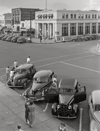 Photo showing: Florence, Alabama -- June 1942. Florence, Alabama (Tennessee Valley Authority).  Saturday afternoon.