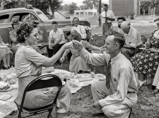 Photo showing: Wishboners -- July 1942. Hayti, Missouri. Breaking a wishbone at the Cotton Carnival picnic.