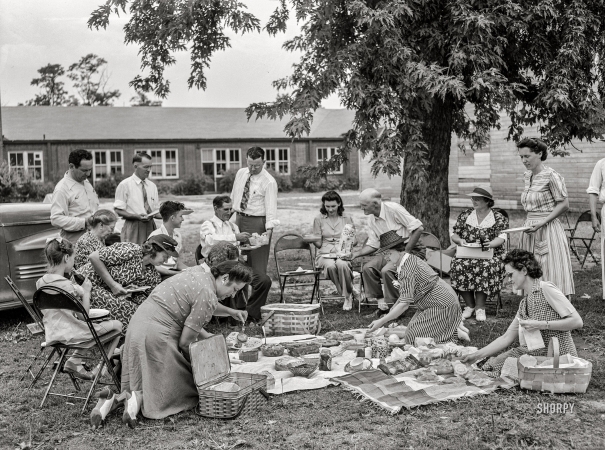 Photo showing: Who Wants More? -- July 1942. Hayti, Missouri. Cotton Carnival. Picnic.