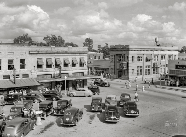 Photo showing: Kennett, Mo. -- July 1942. Kennett, seat of Dunklin County, Missouri. Courthouse square.