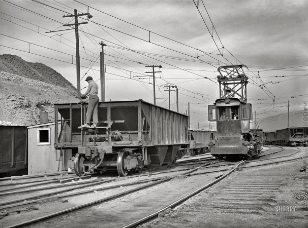 Photo showing: Mineral Electric -- September 1942. Deer Lodge County, Montana. Anaconda smelter.
Cars are pushed to the ore dump by an electric locomotive.