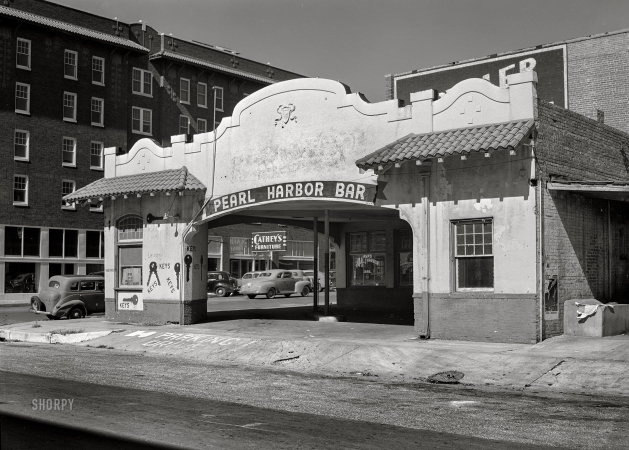 Photo showing: Pearl Harbor Bar -- October 1942. Tulsa, Oklahoma. Gas station converted into a bar.