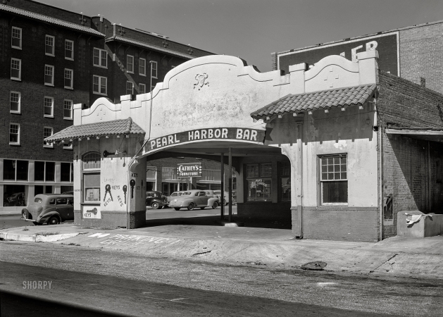 Photo showing: Pearl Harbor Bar -- October 1942. Tulsa, Oklahoma. Gas station converted into a bar.