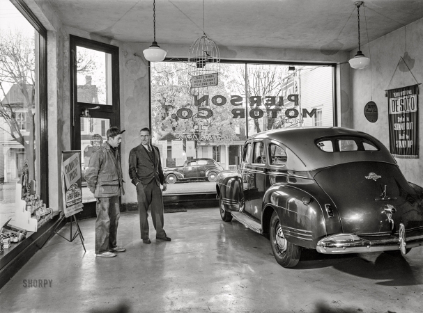 Photo showing: Low Miles -- November 1942. Lititz, Pennsylvania. Pierson Motor Co. owner Al Pierson showing second-hand car to a local farmer.