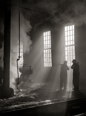 Photo showing: Winter Light - -- December 1942. Chicago, Illinois. In the roundhouse at a Chicago and North Western railyard.