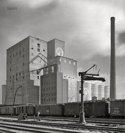 Photo showing: Red Comb Feeds -- January 1943. Riverdale, Illinois. Grain elevator and mill at a siding of the Indiana Harbor Belt's Blue Island Yard.