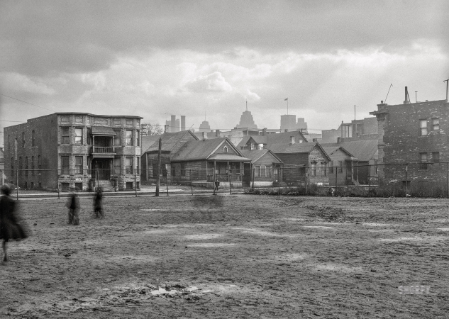 Photo showing: Ghost Town - -- February 1942. Detroit, Michigan. Looking towards downtown from the slum area in the early morning.