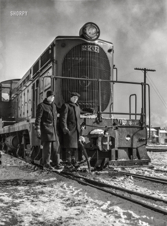 Photo showing: Switchcraft -- March 1943. Chicago, Illinois. Switchmen riding one of
the Atchison, Topeka and Santa Fe diesel switch engines.