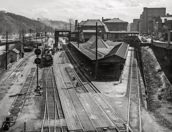 Photo showing: Lynchburg Depot -- March 1943. Lynchburg, Virginia -- railroad station.