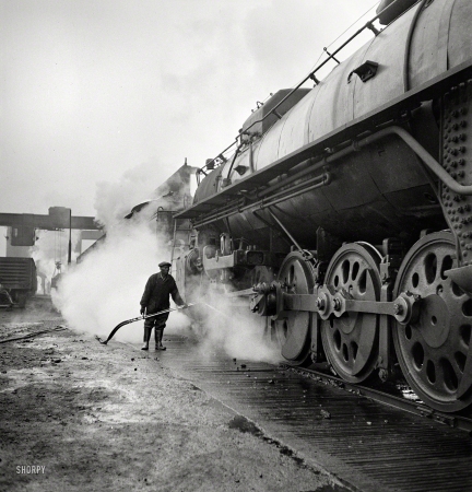 Photo showing: Deluxe Wash -- November 1942. Chicago, Illinois. Washing a locomotive at the coaling station at an Illinois Central railyard.