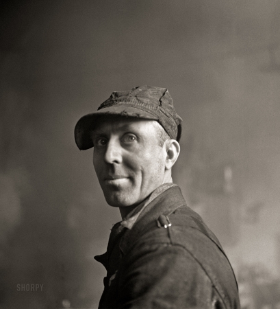 Photo showing: Yardman: 1942 -- December 1942. Chicago, Illinois. In the Proviso Yard roundhouse, Chicago & North Western Railroad.