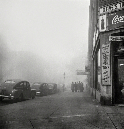 Photo showing: A Near Mist -- December 1942. Chicago, Illinois. An unusually heavy fog in the early afternoon.
