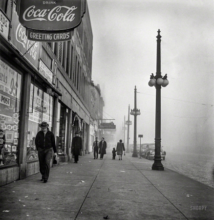 Photo showing: On Little Cat Feet -- December 1942. Chicago. An unusually heavy fog in the early afternoon.