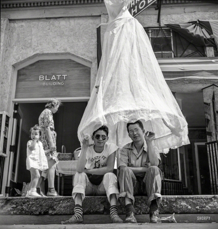Photo showing: The Shady Rest -- July 1940. Street scene at the fiesta in Santa Fe, New Mexico.