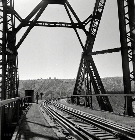 Photo showing: Crossing Guard -- March 1943. Topock, Arizona (vicinity). Military sentry stationed at a bridge over the Colorado
River along the Santa Fe Railroad between Seligman, Arizona, and Needles, California. 