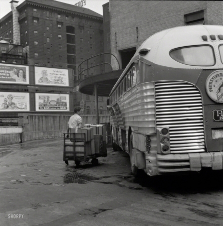 Photo showing: Bus Baggage -- September 1943. Pittsburgh, Pennsylvania. Bringing baggage from a bus. 