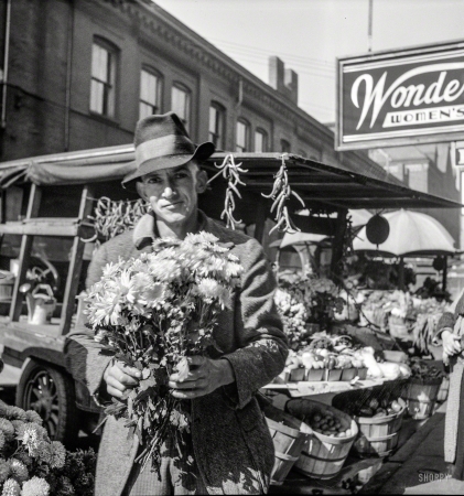 Photo showing: Cut Flowers -- Knoxville, Tennessee, market vendor circa 1941.