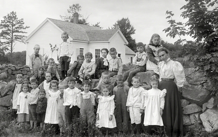 Photo showing: Little White Schoolhouse -- Circa 1900, somewhere in New England.