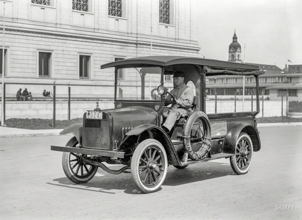 Photo showing: Its a Bear -- San Francisco, 1919. Grant motor truck at Public Library.