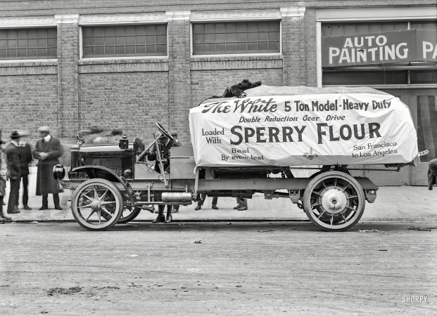 Photo showing: Monster-Truck -- San Francisco circa 1918. White 5-ton motor truck loaded with Sperry Flour bound for Los Angeles.