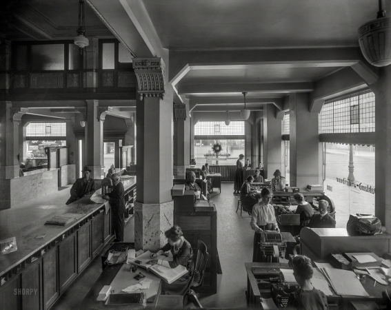Photo showing: Oakland Tribune -- Oakland, California, circa 1920. Offices of the Oakland Tribune.