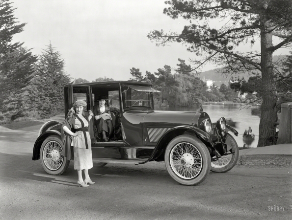Photo showing: Femmes Fatales -- San Francisco, 1920. Haynes four-passenger coupe.