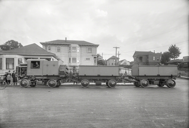 Photo showing: Road Train -- Oakland, California, circa 1918. Fageol heavy-duty tractor and trailers.