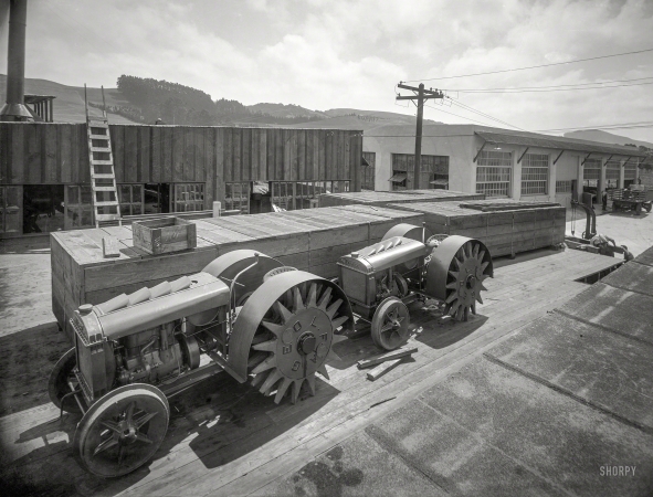 Photo showing: Reinventing the Wheel -- Oakland, 1918. Crating Fageol 'walking tractors' at factory.