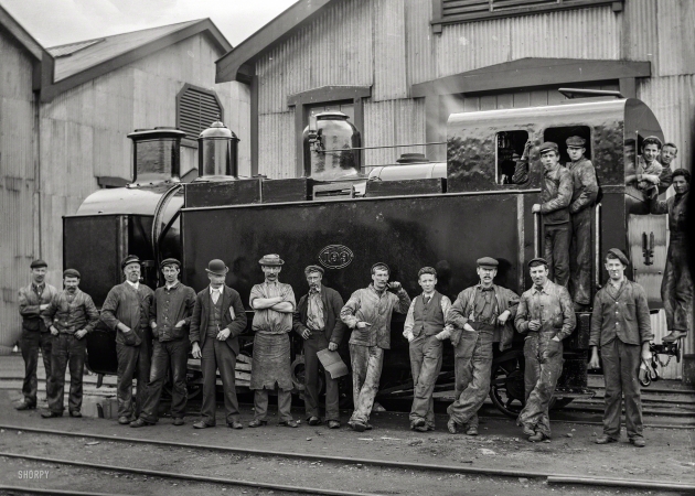 Photo showing: Ironmen -- Petone Railway Workshops circa 1905. H class steam locomotive, 0-4-2T type.