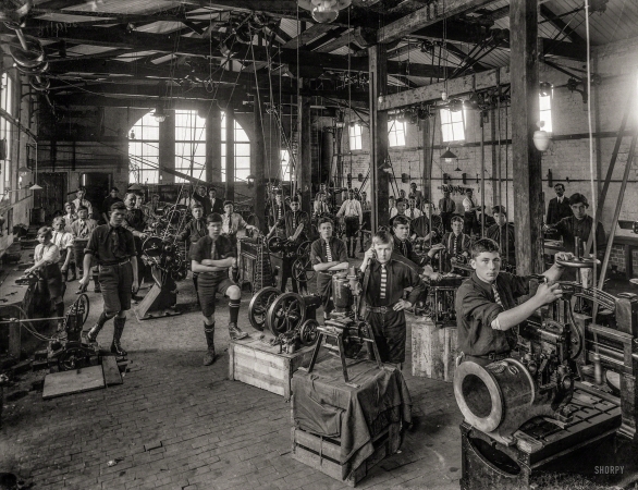 Photo showing: Gearheads -- Sept. 26, 1916. Boys of Wanganui Technical College during an engineering class.