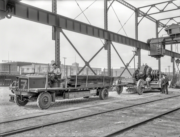 Photo showing: Seven Speeds -- San Francisco circa 1921. G.W. Thomas Drayage -- Fageol truck.