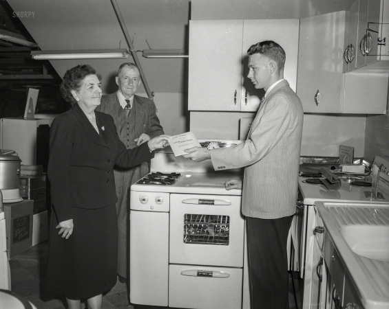 Photo showing: Cooking With Gas. -- Columbus, Georgia, circa 1948. Kitchen display -- Tappan stove.