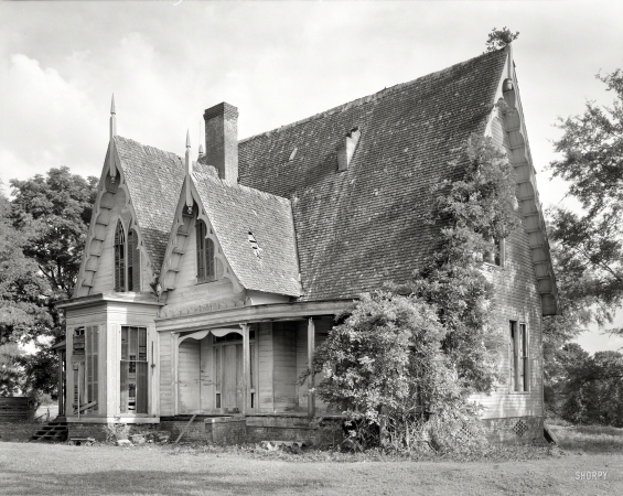 Photo showing: Carpenter Gothic -- 1939. Knight House, Greensboro vicinity, Hale County, Alabama. Gothic Revival two-story frame built c. 1840.