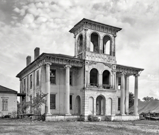 Photo showing: Drish House -- 1939. Tuscaloosa, Alabama. Drish House, 23rd Avenue.
Brick and stucco built with slave labor ca. 1825-1832.