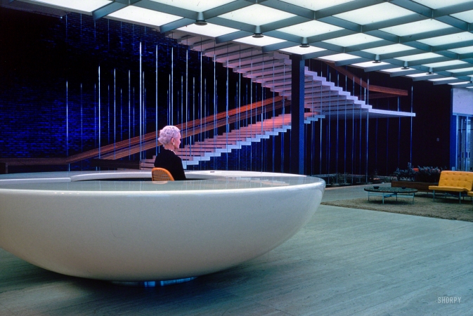 Photo showing: Sauceress: 1956 -- 1956. General Motors Technical Center, Warren, Michigan.
Design Center interior with stair in background. Eero Saarinen, architect.
