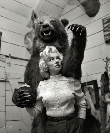 Photo showing: Bearilyn -- Marilyn Monroe and friend in Alberta, Canada, in 1953 for the filming of River of No Return.