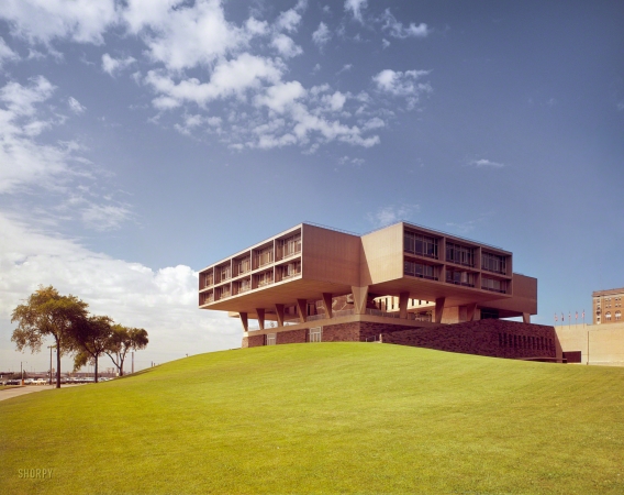 Photo showing: Milwaukee Modern -- Milwaukee Art Museum (War Memorial Center),
Milwaukee, Wisconsin, 1952-57. Eero Saarinen, architect.