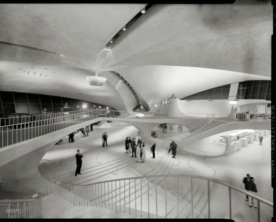 Photo showing: Jet Set -- Queens, New York, circa 1964. Trans World Airlines Terminal, John F. Kennedy
(originally Idlewild) Airport, 1956-62. Eero Saarinen, architect. 
