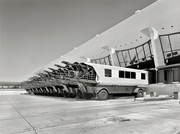 Photo showing: Airport Transport -- Dulles International Airport, Chantilly, Virginia, 1958-63. Eero Saarinen, architect. Mobile lounges.