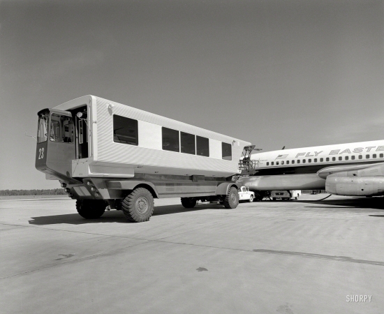 Photo showing: Mobile Lounge -- Dulles International Airport, Chantilly, Virginia, 1958-63. Eero Saarinen, architect. Mobile lounges.