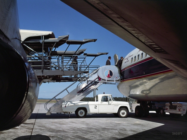 Photo showing: Golden Falcon -- Dulles International Airport, Chantilly, Virginia, 1958-63. Eero Saarinen, architect. Mobile lounges.