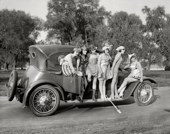 Photo showing: Mack Sennett Girls -- Washington, D.C., 1919. A few of the bathing beauties from Mack Sennett's immensely popular series of comic films.