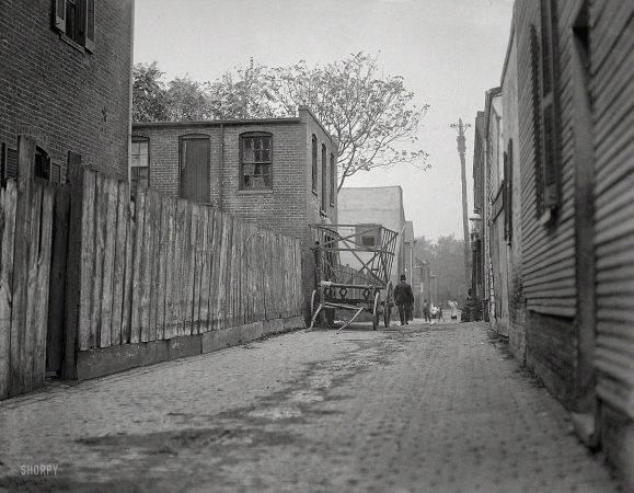Photo showing: Gaslight Alley -- Washington, D.C., 1914. Alley clearance -- slum views.