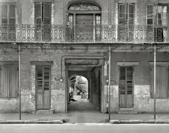 Photo showing: Inner Sanctum -- New Orleans circa 1937. Courtyard entrance, 1133-1135 Chartres St.
